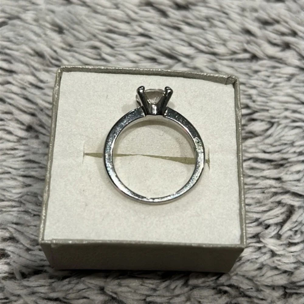 Costume Jewelry size 8 solitaire ring